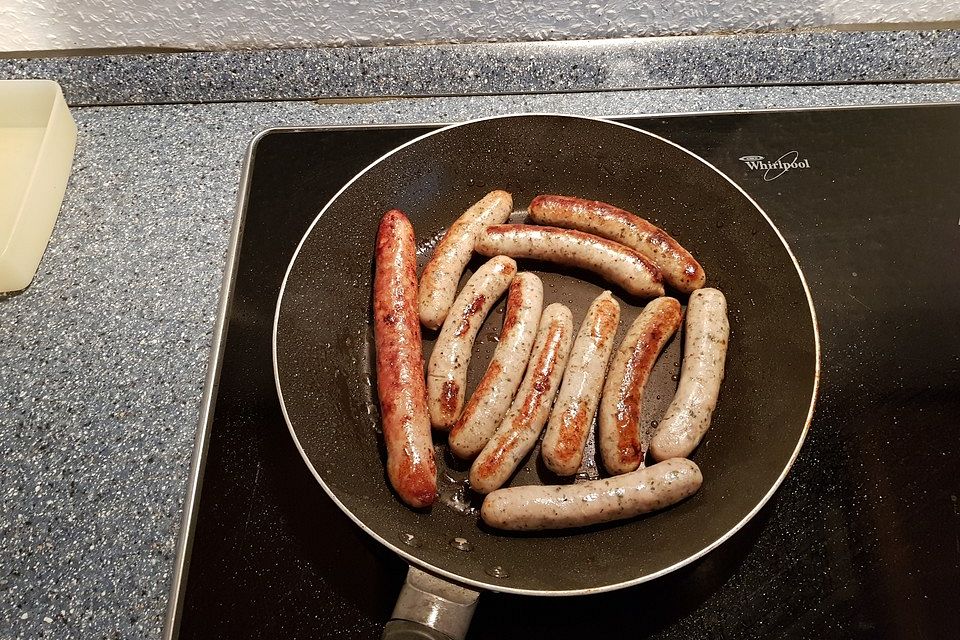 Sauerkrauttopf mit Nürnberger Würstchen und Kartoffelpüreehaube