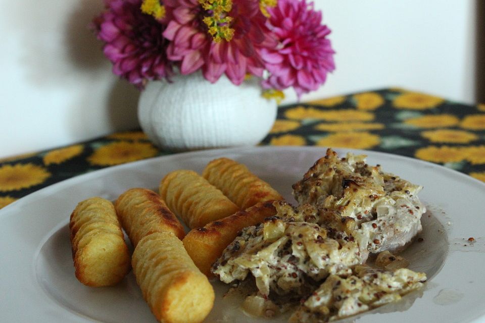 Schweinefiletmedaillons mit Zwiebel - Senf - Sauce