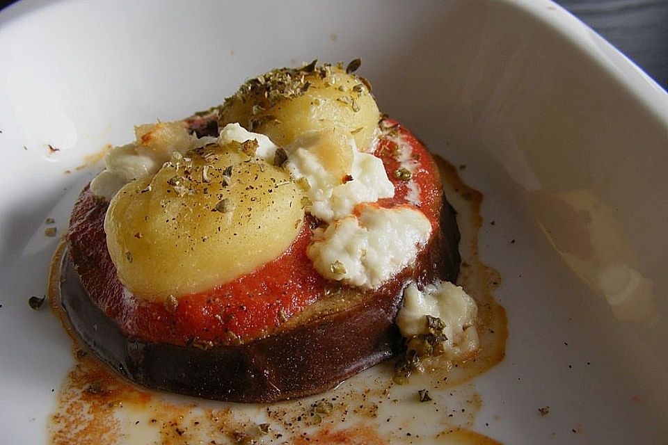 Überbackene Gnocchi auf Auberginen - Tomatenbett