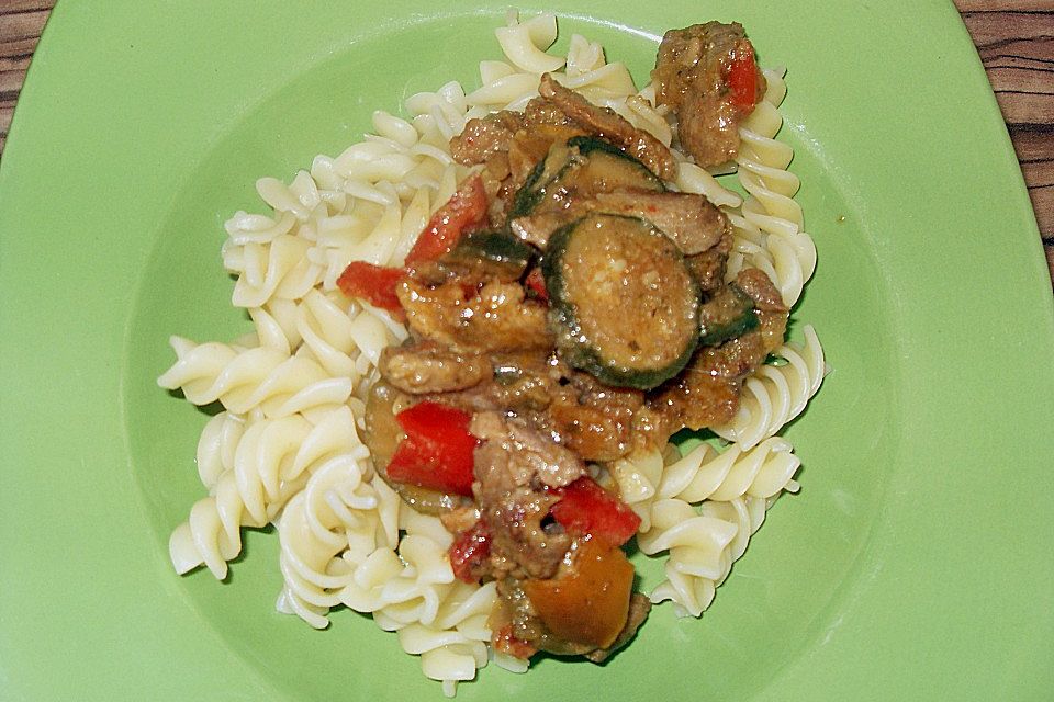 Italienisches Geschnetzeltes an Pasta