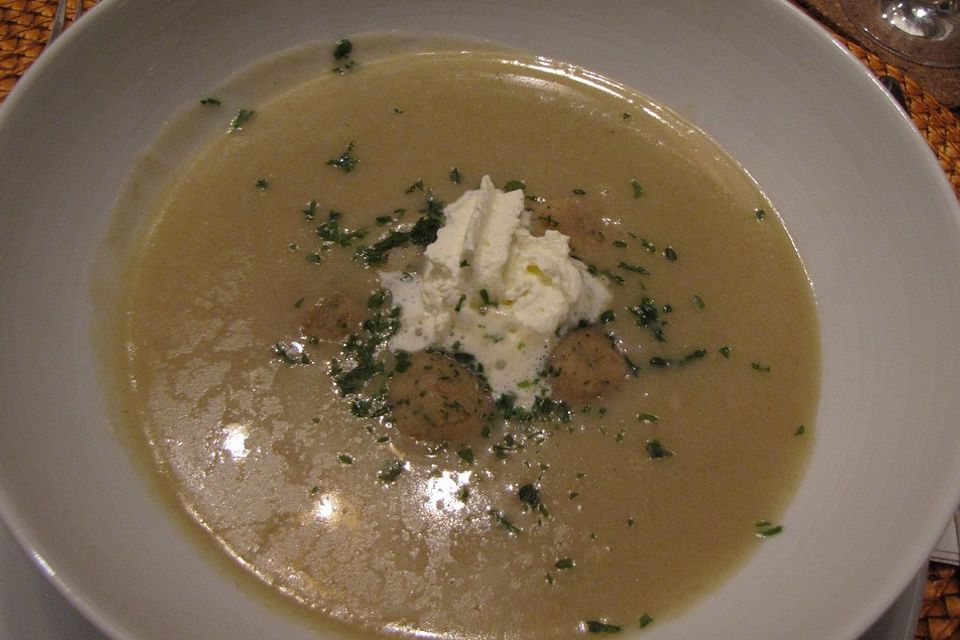 Grünkernmehlsuppe mit Butterklößchen