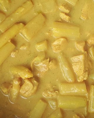 Sauce aus gebratenem Spargel mit Hühnchenbrust