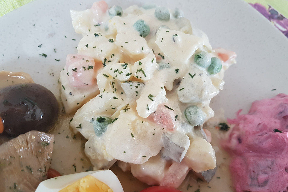 Kartoffelsalat mit Gurken und Karotten