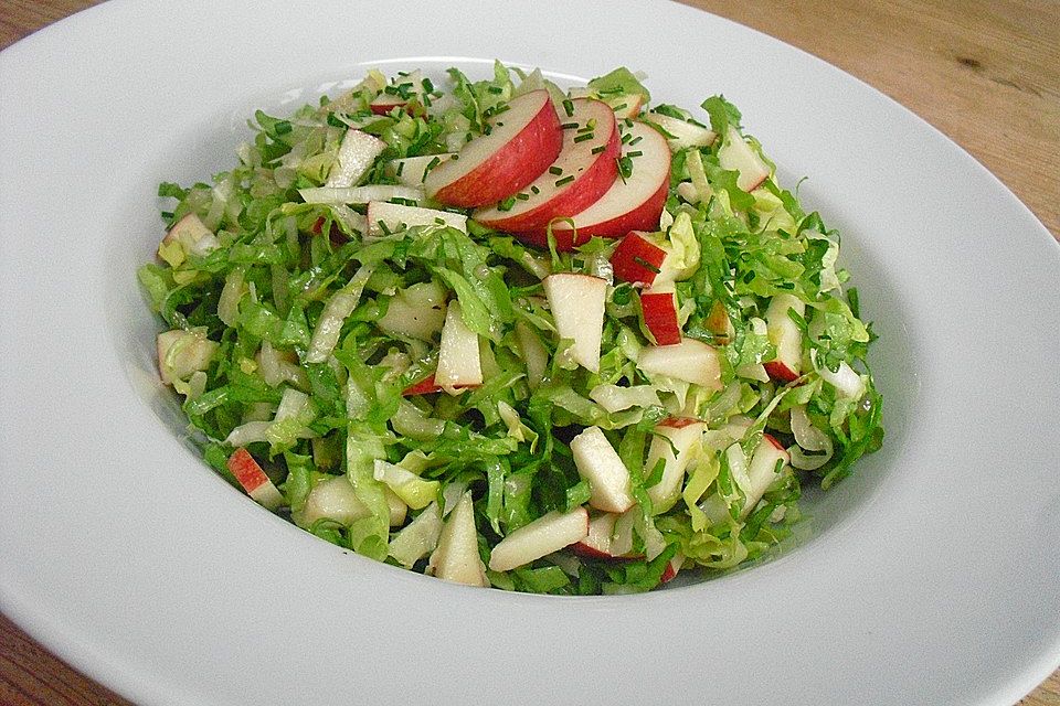 Endiviensalat mit Apfelstückchen