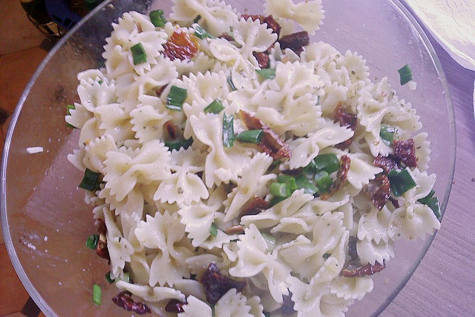 Farfallesalat mit getrockneten Tomaten und Pinienkernen