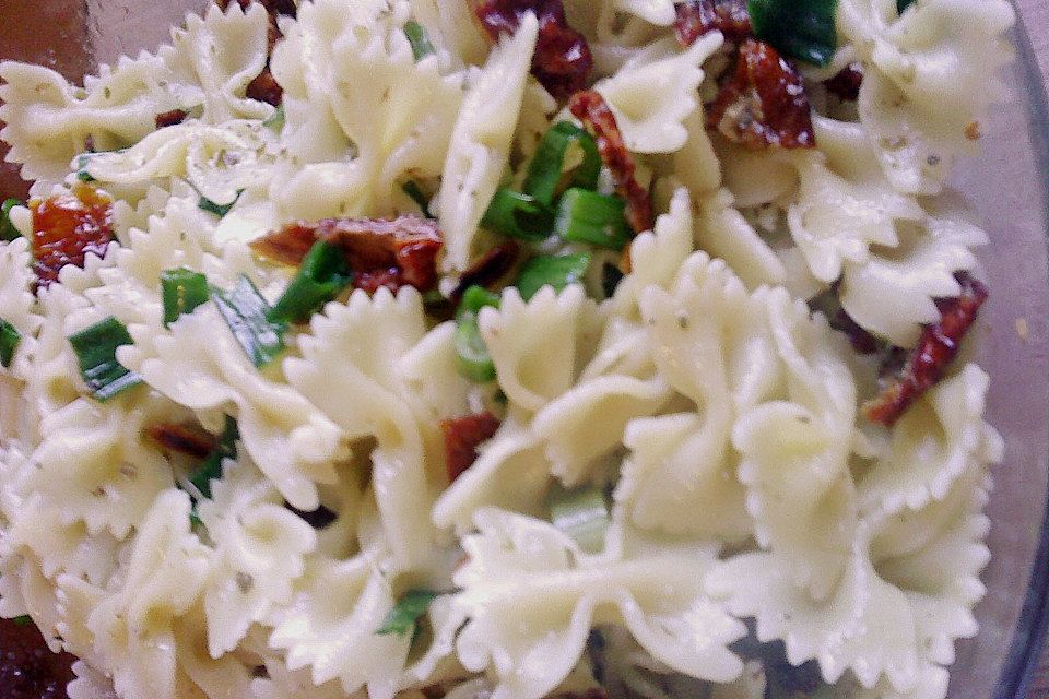 Farfallesalat mit getrockneten Tomaten und Pinienkernen