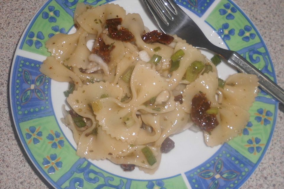 Farfallesalat mit getrockneten Tomaten und Pinienkernen