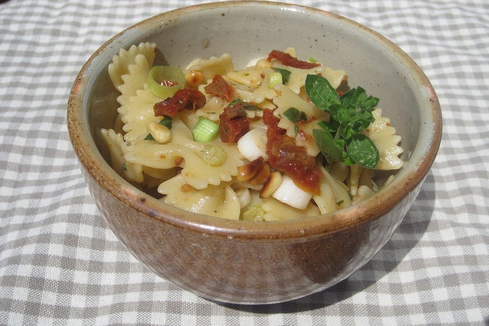 Farfallesalat mit getrockneten Tomaten und Pinienkernen