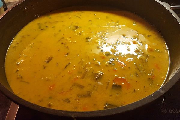 Kürbissuppe mit Möhren, Erbsen, Fleisch und Kartoffeln von der_univirus