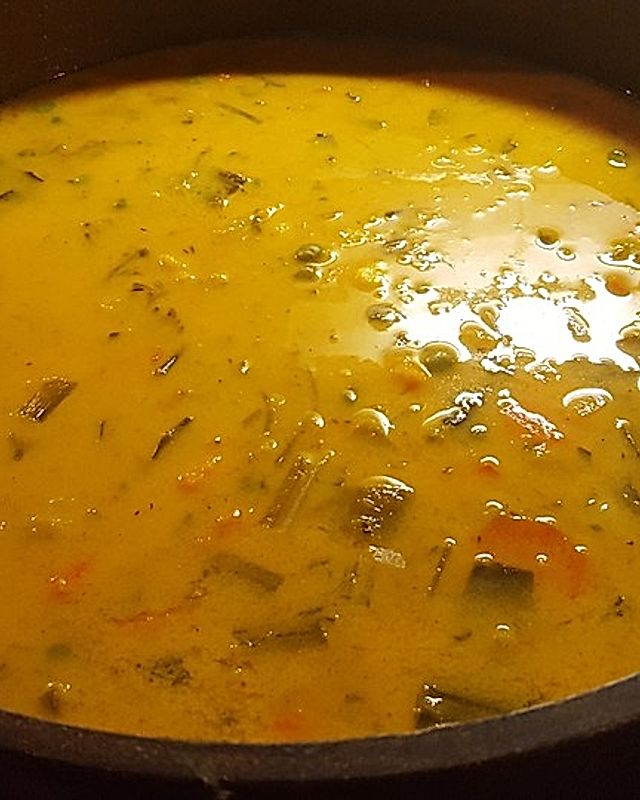 Kürbissuppe mit Möhren, Erbsen, Fleisch und Kartoffeln