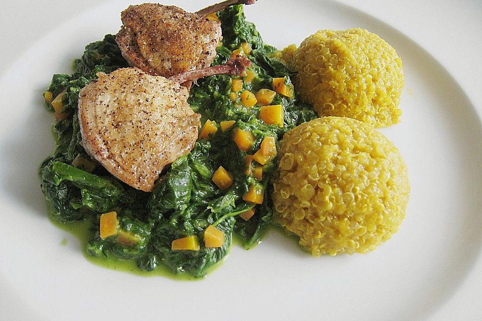 Wachtelbrüstchen auf zwei Sorten Spinat mit Möhrenwürfeln und Quinoa