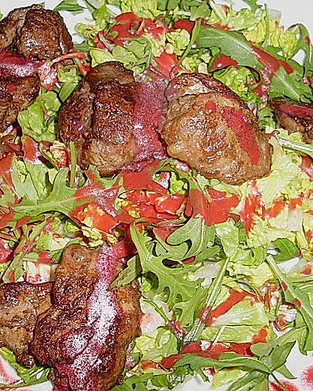 Blattsalate mit Geflügelleber und Himbeervinaigrette
