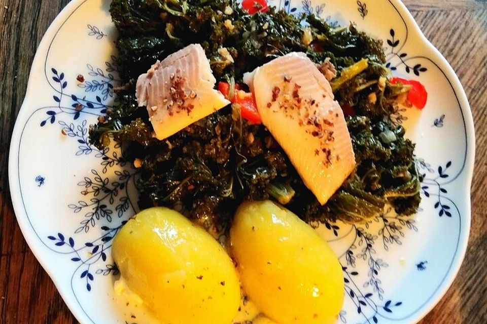 Geräucherter Butterfisch auf  Grünkohl mit Pinkel und Paprika