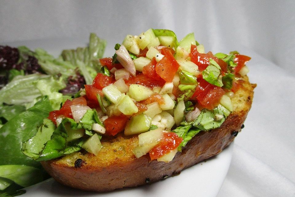 Bruschetta mit Tomate und Gurke