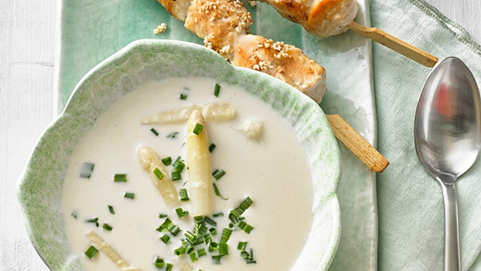 Spargelcremesuppe-mit-H-hnchen-Sesam-Spie-