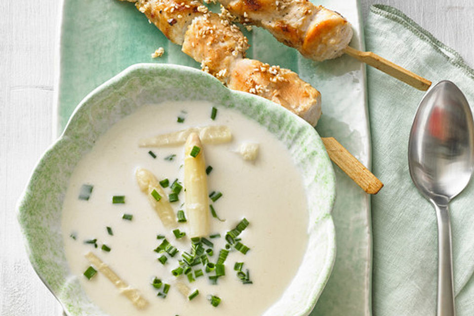 Spargelcremesuppe mit Hähnchen-Sesam-Spieß