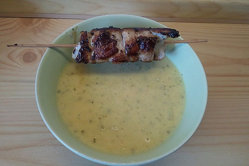 Spargelcremesuppe mit Hähnchen-Sesam-Spieß