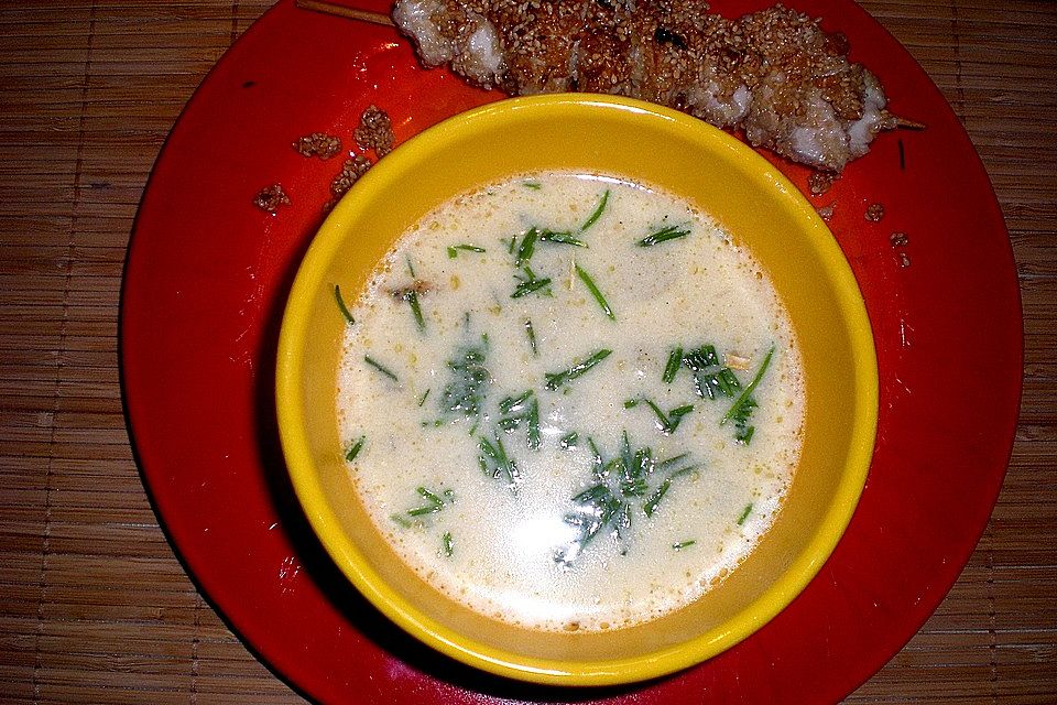 Spargelcremesuppe mit Hähnchen-Sesam-Spieß