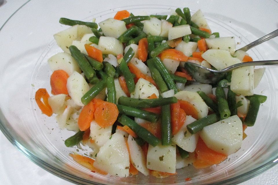 Kartoffelsalat mit Bohnen und Möhren