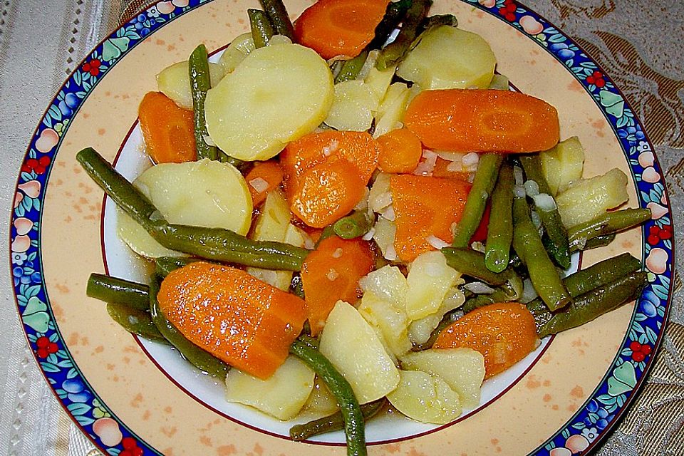 Kartoffelsalat mit Bohnen und Möhren