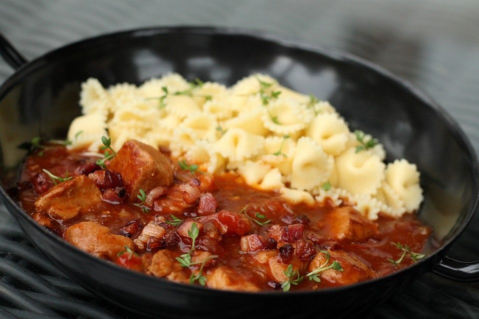 Bayrisches Schweinegulasch mit Rahmhaube