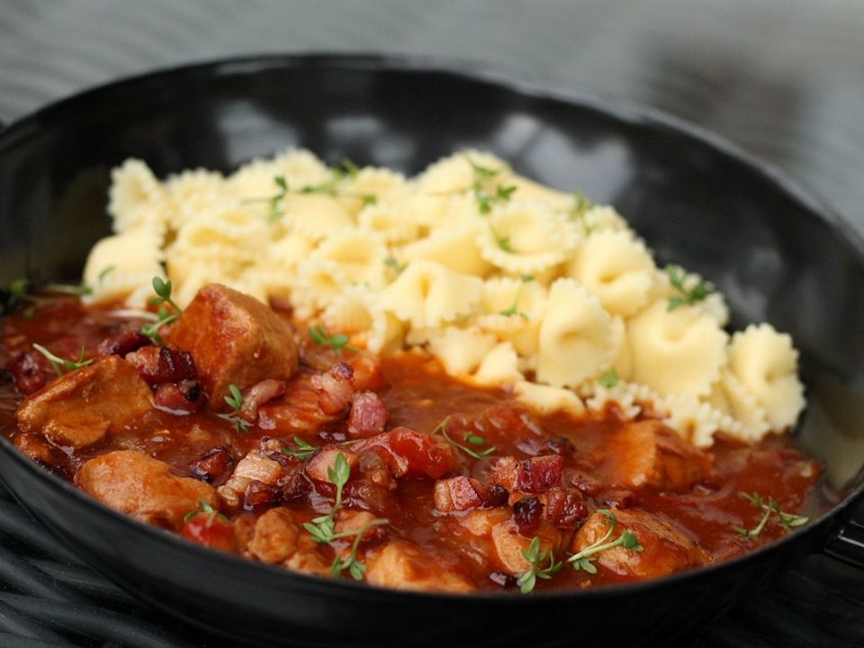 Bayrisches Schweinegulasch mit Rahmhaube von delphifun | Chefkoch