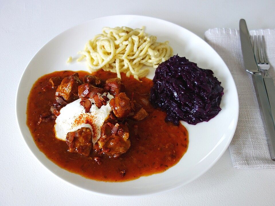 Bayrisches Schweinegulasch mit Rahmhaube von delphifun| Chefkoch