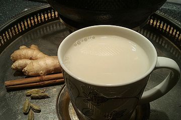 Ingwer - Zimt - Kardamom - Tee mit Milch und Honig