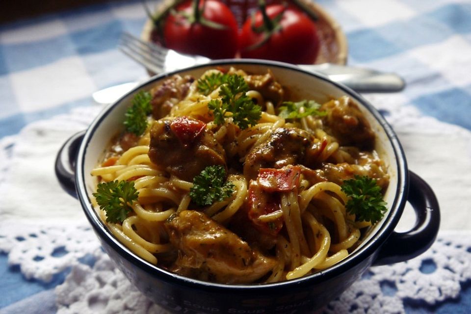 Nudeln in Tomaten - Sahne - Sauce mit Hähnchenbrustfilet