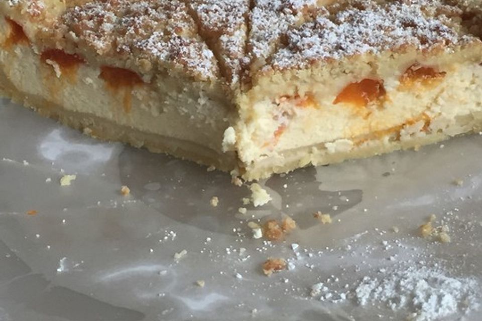 Saftiger Käsekuchen mit Aprikosen und Streuseln