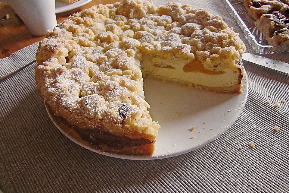 Saftiger Käsekuchen mit Aprikosen und Streuseln