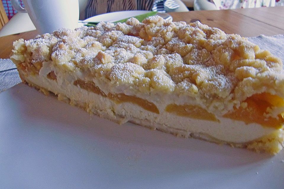 Saftiger Käsekuchen mit Aprikosen und Streuseln