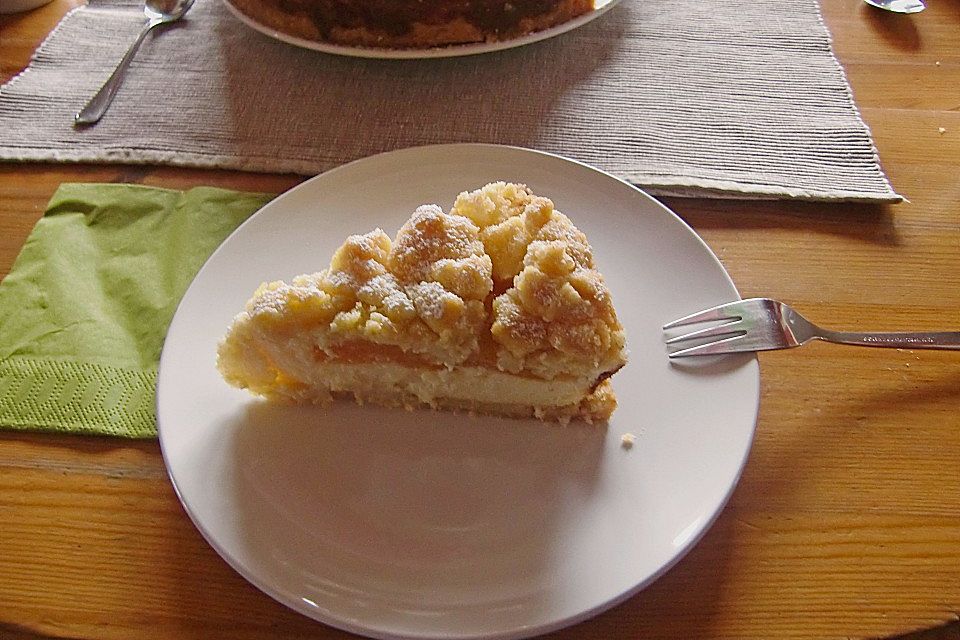 Saftiger Käsekuchen mit Aprikosen und Streuseln