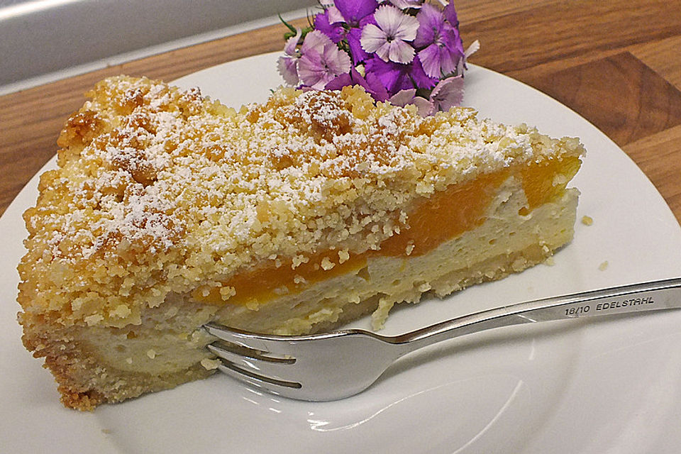 Saftiger Käsekuchen mit Aprikosen und Streuseln