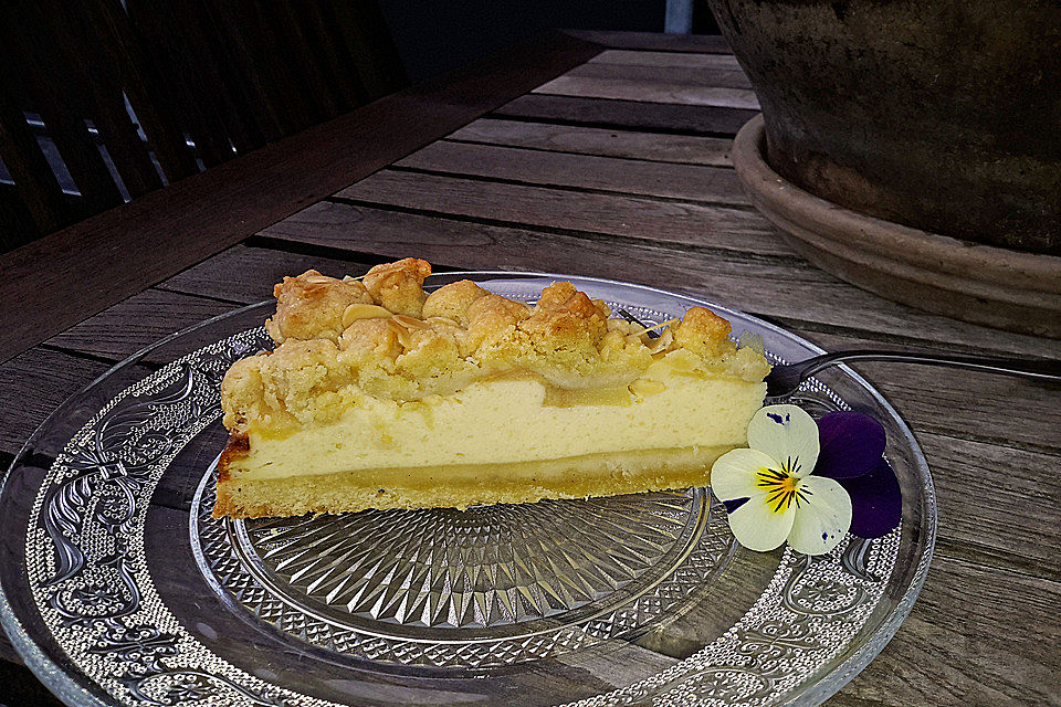 Saftiger Käsekuchen mit Aprikosen und Streuseln