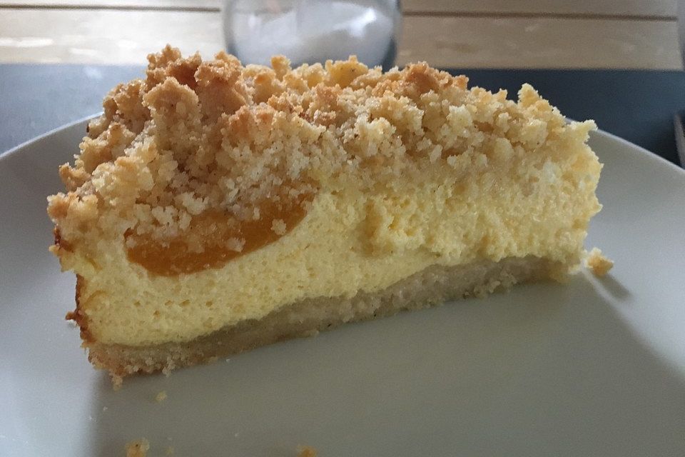 Saftiger Käsekuchen mit Aprikosen und Streuseln