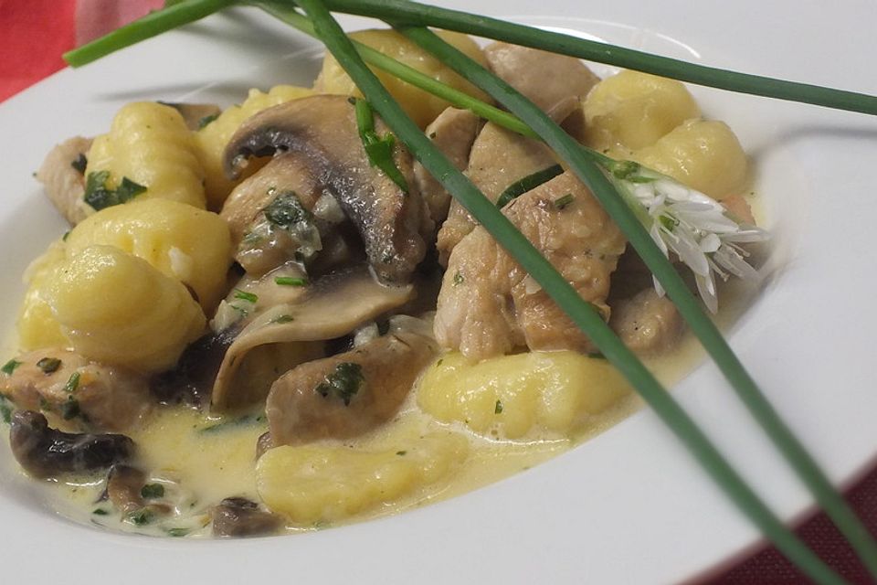 Gnocchi mit Hähnchenbrust auf Rahmsoße