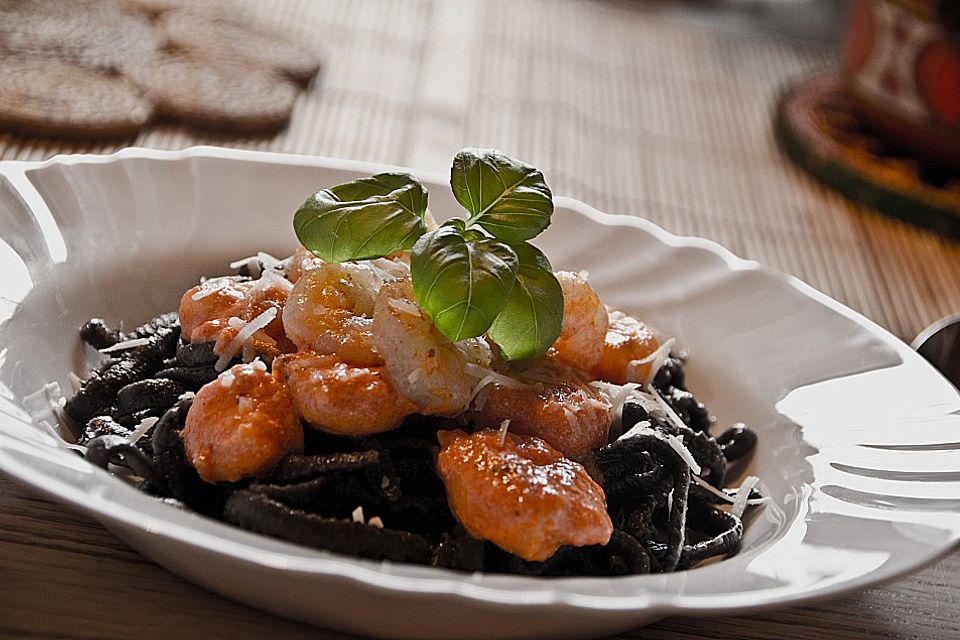 Spaghetti di Sepia in einer feurigen Scampi - Sauce