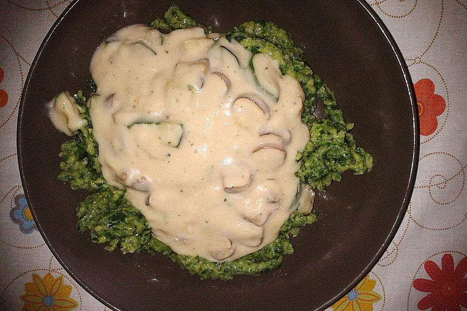 Spinatspätzle in Käsesahnesoße mit Champignons