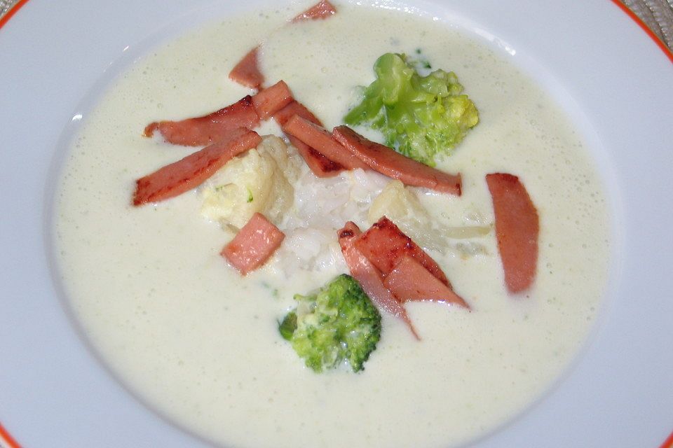 Cremesuppe mit Leberkäse