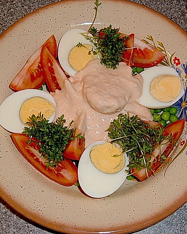 Eier - und Gemüsecocktail mit pikanter Sauce