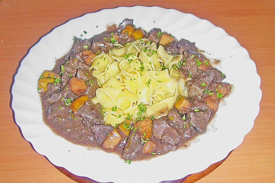 Leber - Rotweingulasch mit Apfelstücken und Zwiebeln