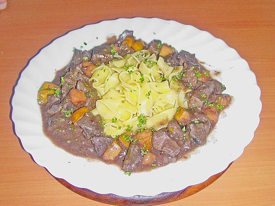 Leber - Rotweingulasch mit Apfelstücken und Zwiebeln von lucky471| Chefkoch