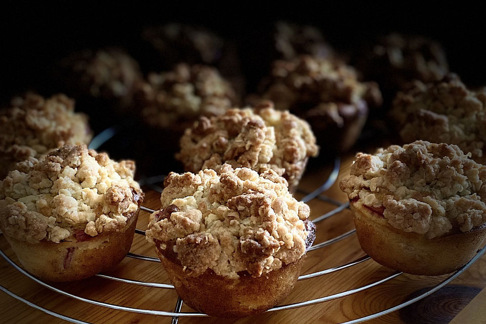 Rhabarbermuffins mit Streuseln