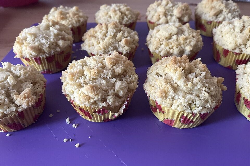 Rhabarbermuffins mit Streuseln