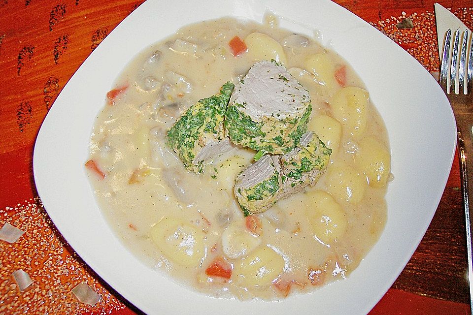 Pochiertes Schweinefilet im Kräutermantel auf Champignon - Gnocchiragout