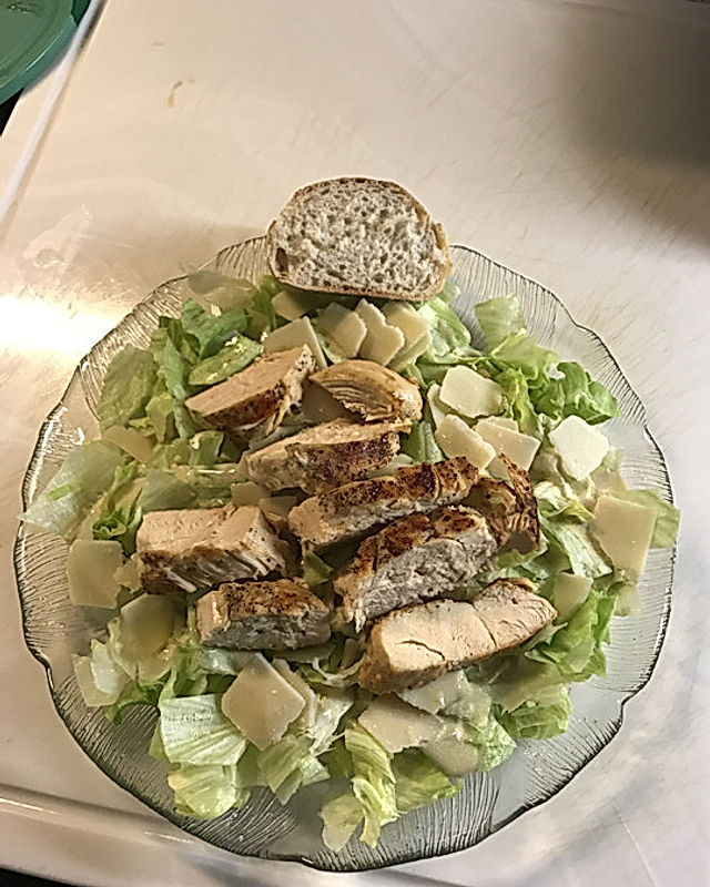 Caesar Salat mit Eisbergsalat, gebratenen Putenbruststreifen und Parmesan