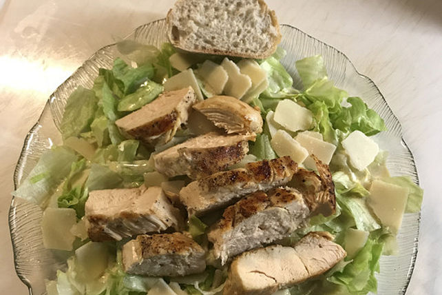 Caesar Salat mit Eisbergsalat, gebratenen Putenbruststreifen und ...