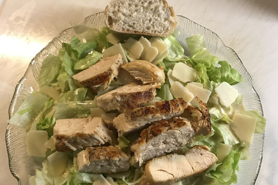 Caesar Salat mit Eisbergsalat, gebratenen Putenbruststreifen und Parmesan