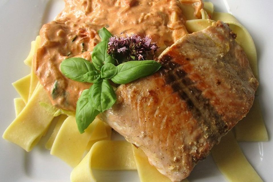 Lachs auf Brunch - Tomatensauce mit Bandnudeln